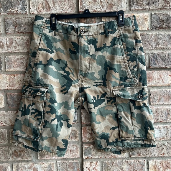 🍒💣 Levi’s camo cargo shorts - Picture 1 of 9